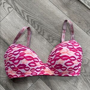 Victoria's Secret Lip Print T-Shirt Lightly Lined Wireless Bra Size 36D